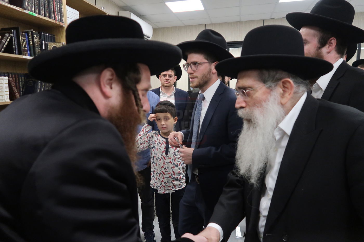 קביעת מזוזות לביהכ"נ 'איילת השחר' בשכונת 'מתחם הסופרים'