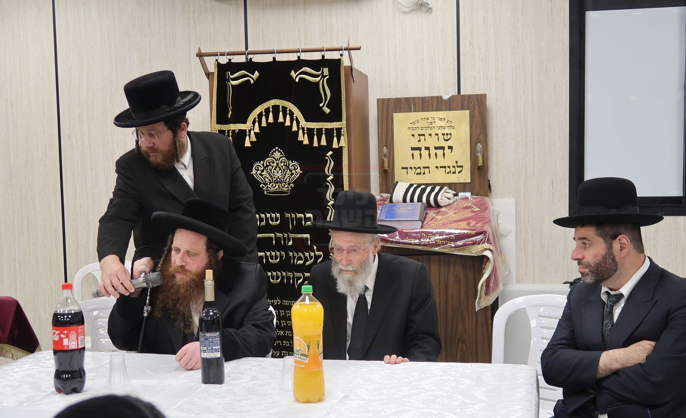 קביעת מזוזות לביהכ"נ 'איילת השחר' בשכונת 'מתחם הסופרים'