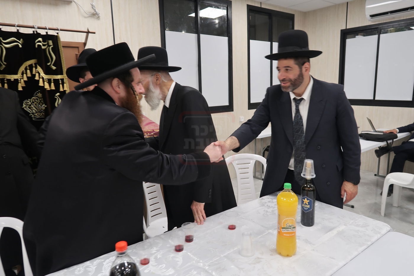 קביעת מזוזות לביהכ"נ 'איילת השחר' בשכונת 'מתחם הסופרים'