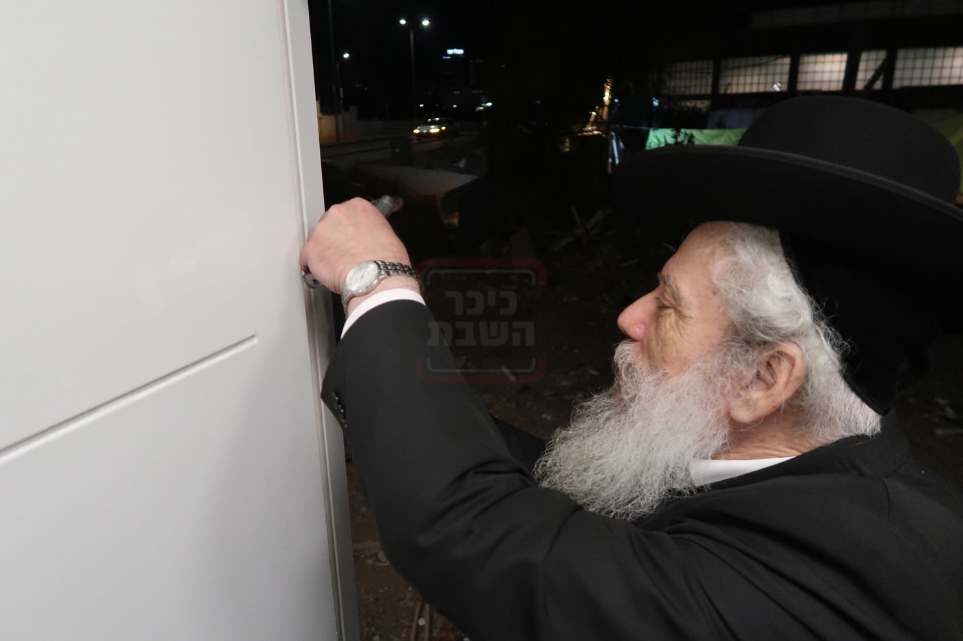 קביעת מזוזות לביהכ"נ 'איילת השחר' בשכונת 'מתחם הסופרים'