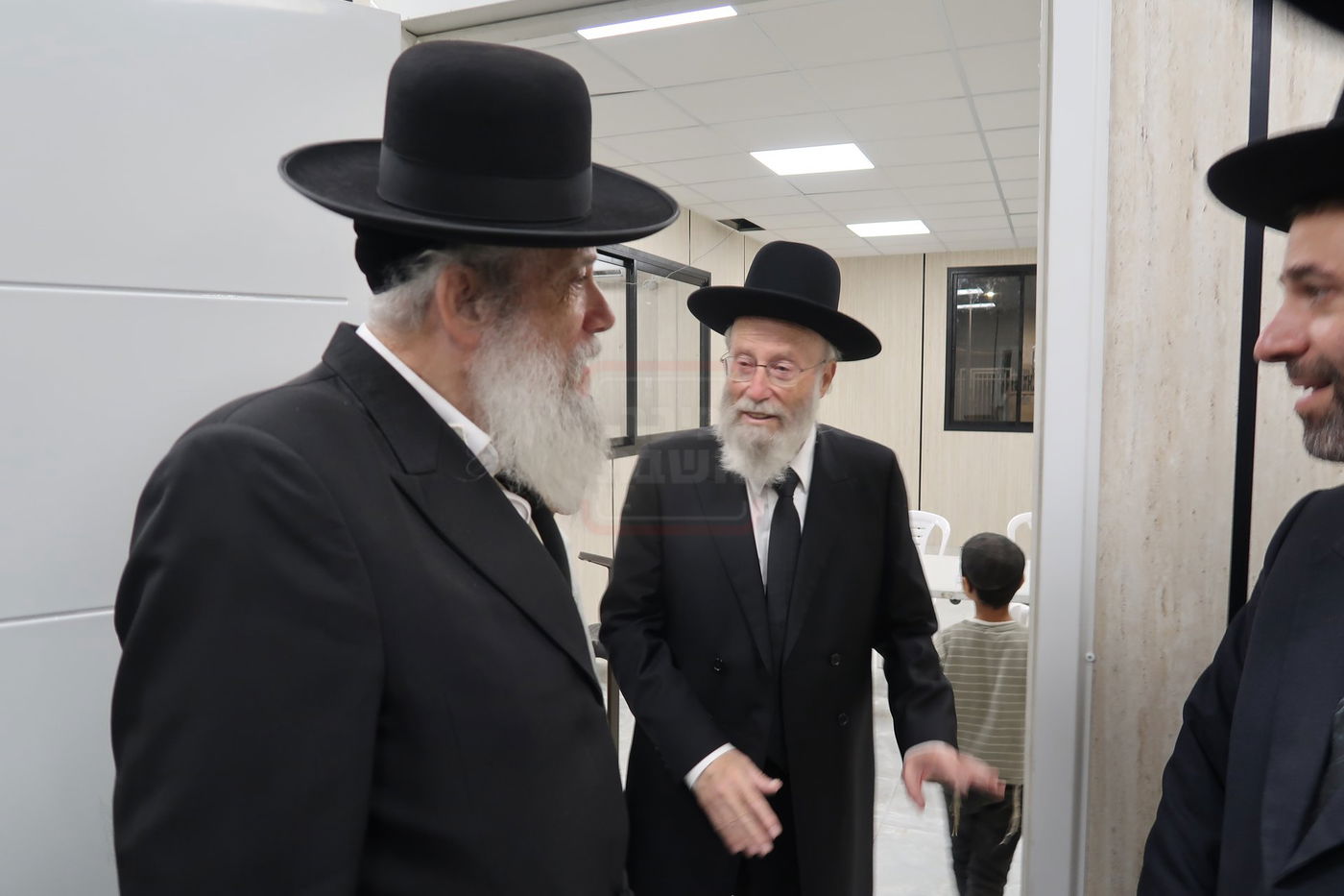 קביעת מזוזות לביהכ"נ 'איילת השחר' בשכונת 'מתחם הסופרים'