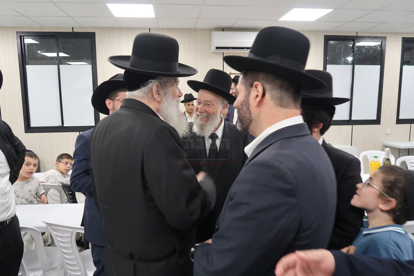 קביעת מזוזות לביהכ"נ 'איילת השחר' בשכונת 'מתחם הסופרים'