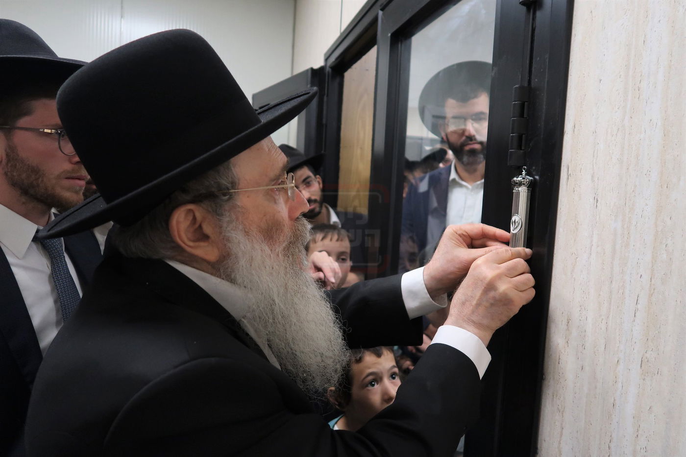 קביעת מזוזות לביהכ"נ 'איילת השחר' בשכונת 'מתחם הסופרים'