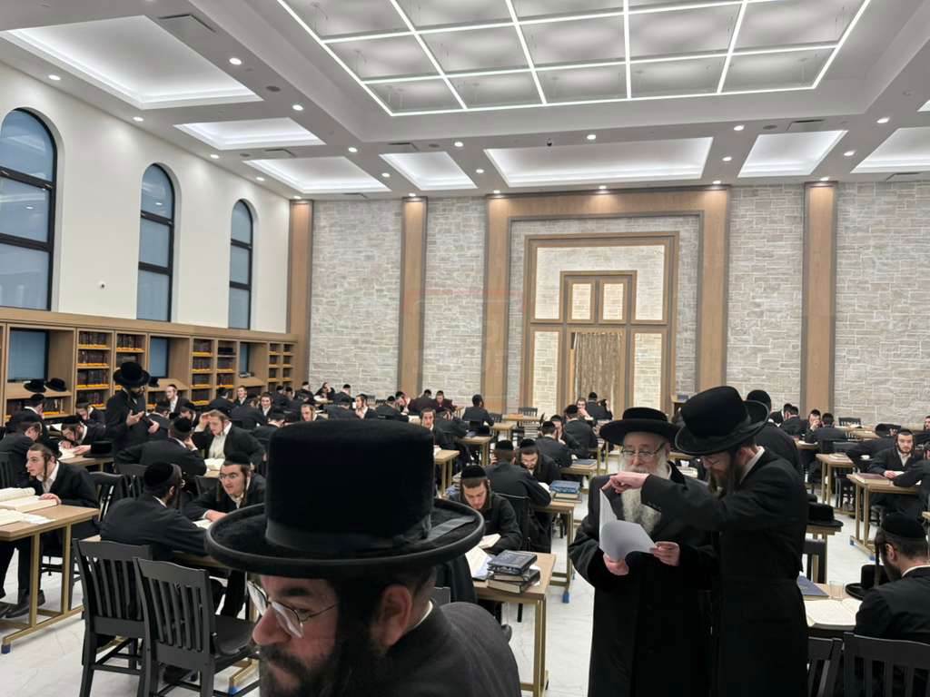 האדמו"ר מצאנז קלויזנבורג בסיור בהיכל הישיבה החדש