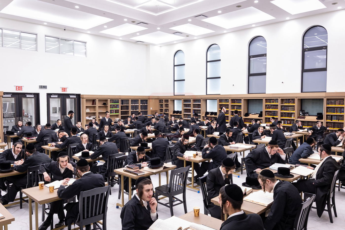 האדמו"ר מצאנז קלויזנבורג בסיור בהיכל הישיבה החדש