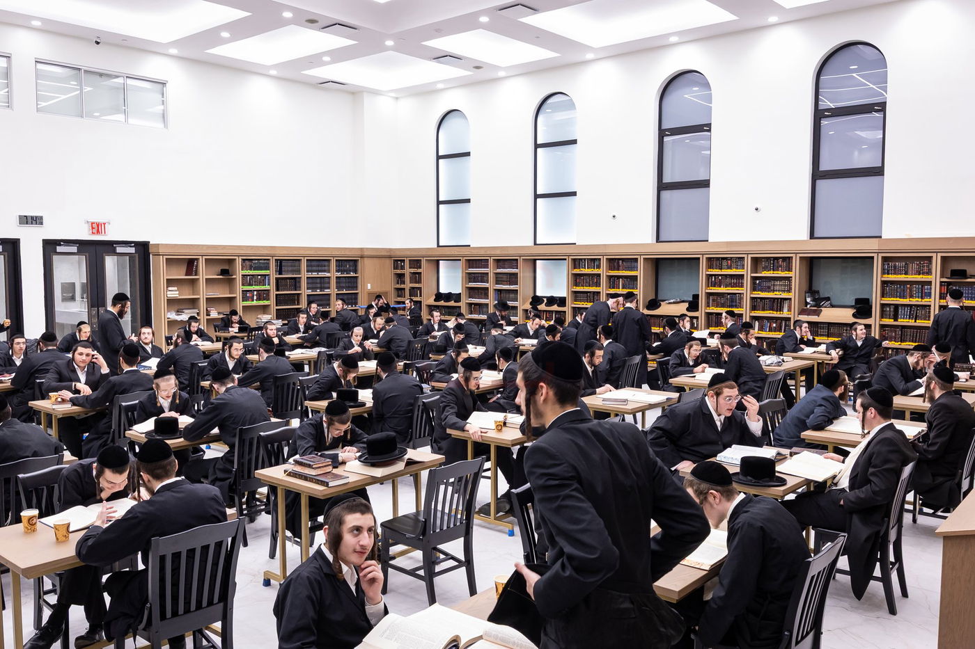 האדמו"ר מצאנז קלויזנבורג בסיור בהיכל הישיבה החדש