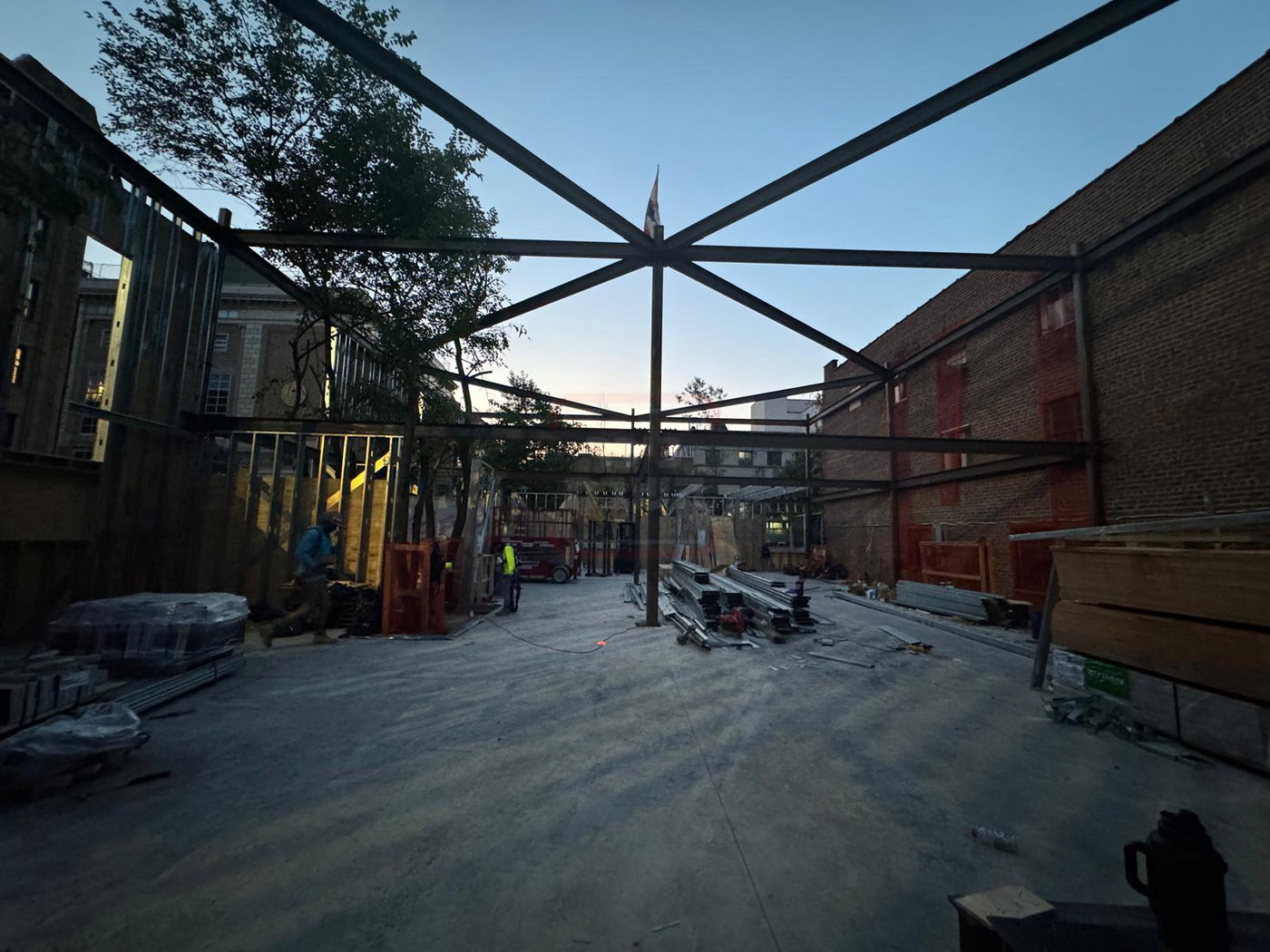 התחלת הבניה בצאנז קלויזנבורג בחודש אב האחרון