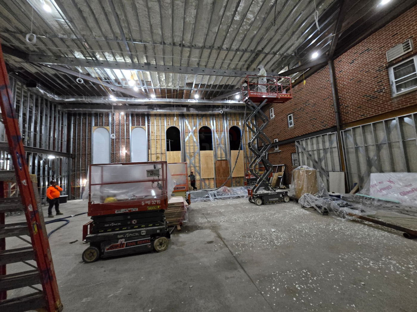 התחלת הבניה בצאנז קלויזנבורג בחודש אב האחרון