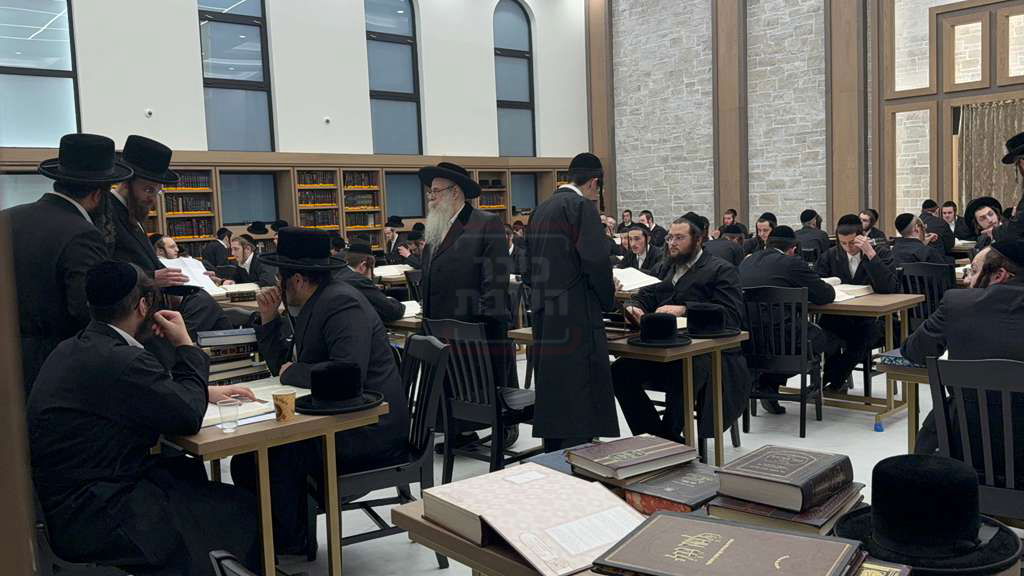 האדמו"ר מצאנז קלויזנבורג בסיור בהיכל הישיבה החדש
