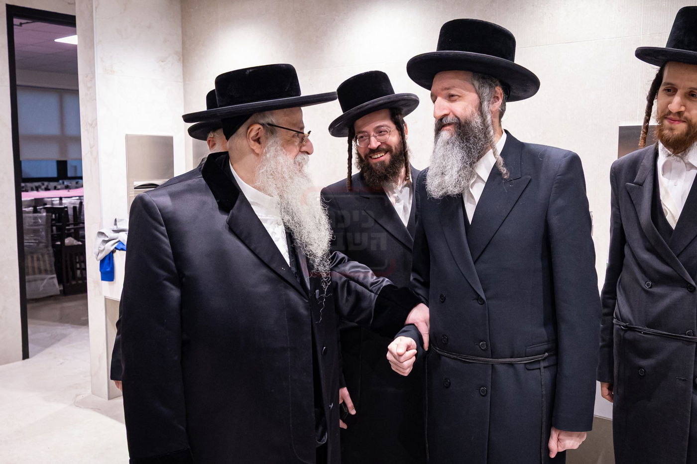 האדמו"ר מצאנז קלויזנבורג בסיור על השטח בעת הבנייה