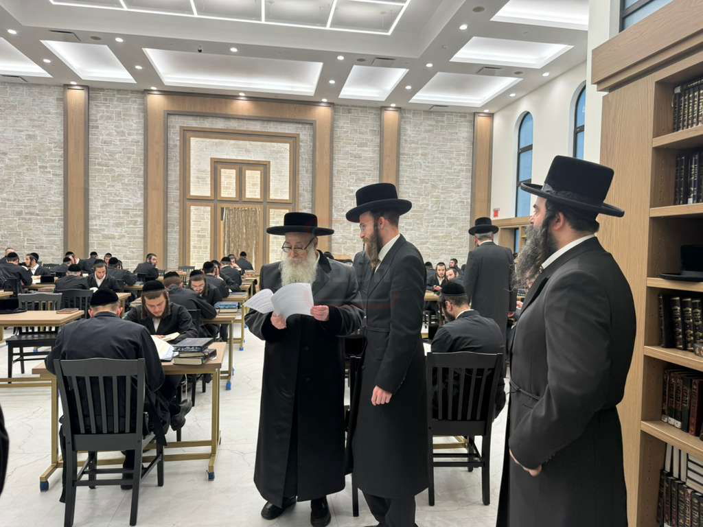האדמו"ר מצאנז קלויזנבורג בסיור בהיכל הישיבה החדש