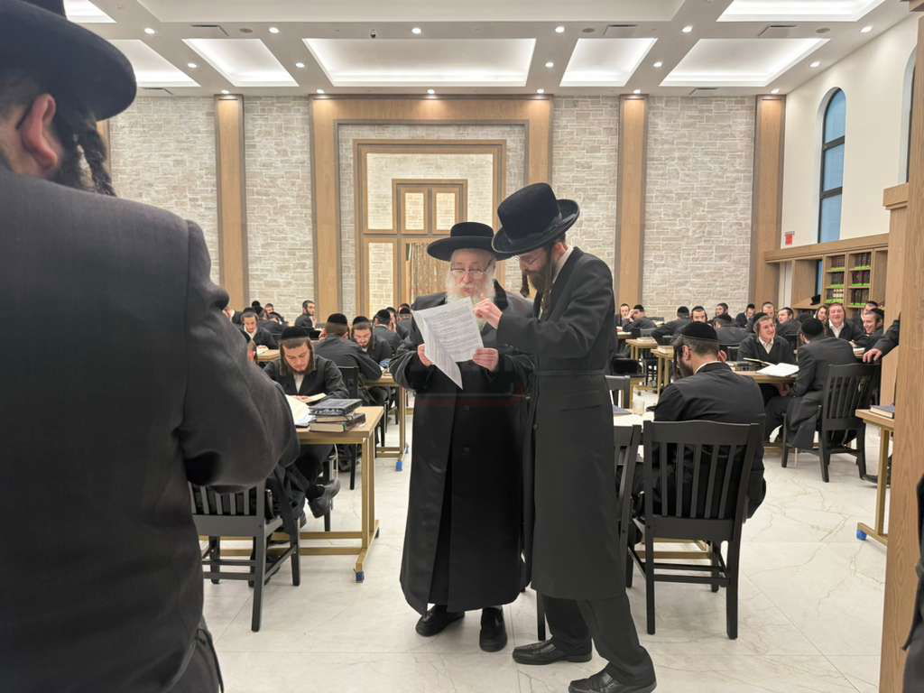 האדמו"ר מצאנז קלויזנבורג בסיור בהיכל הישיבה החדש