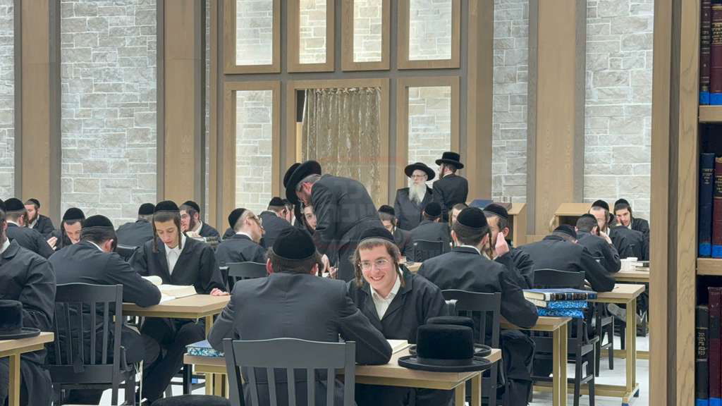 האדמו"ר מצאנז קלויזנבורג בסיור בהיכל הישיבה החדש