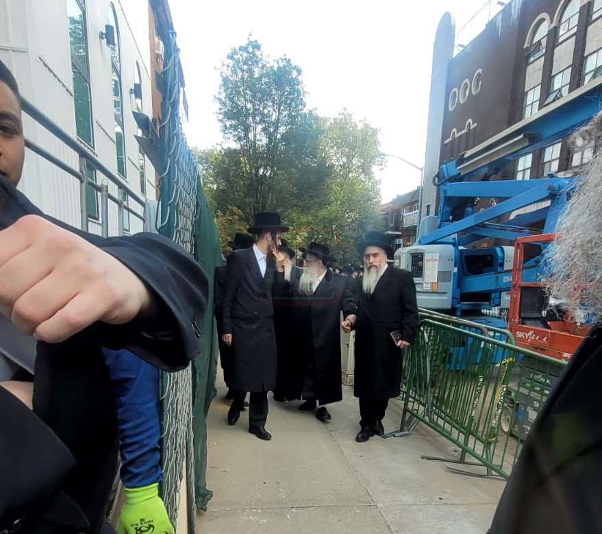 האדמו"ר מצאנז קלויזנבורג בסיור על השטח בעת הבנייה