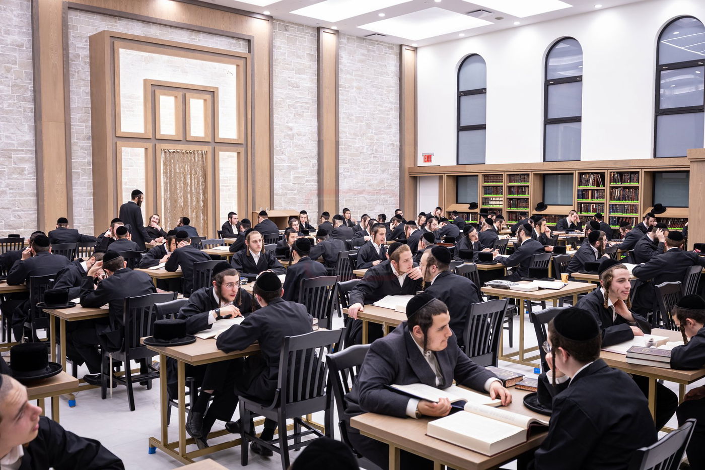 האדמו"ר מצאנז קלויזנבורג בסיור בהיכל הישיבה החדש