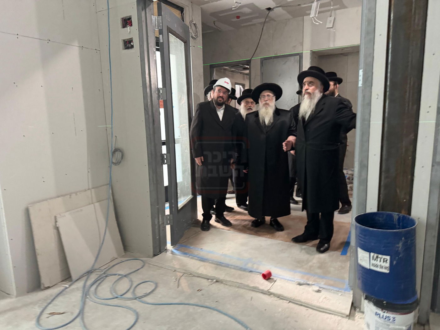 האדמו"ר מצאנז קלויזנבורג בסיור על השטח בעת הבנייה