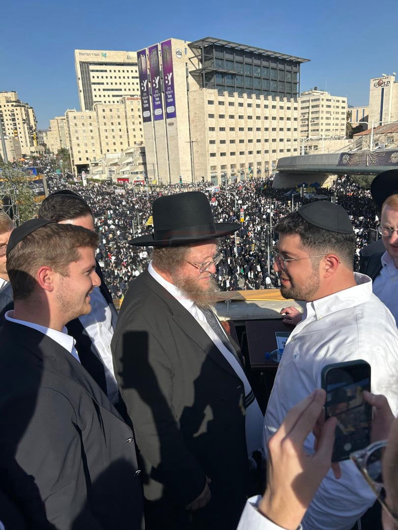 הח"כ שברח מריאיון | 'זופניק בכיכר' עם כל התמונות, הנייעס והחשיפות של השבוע