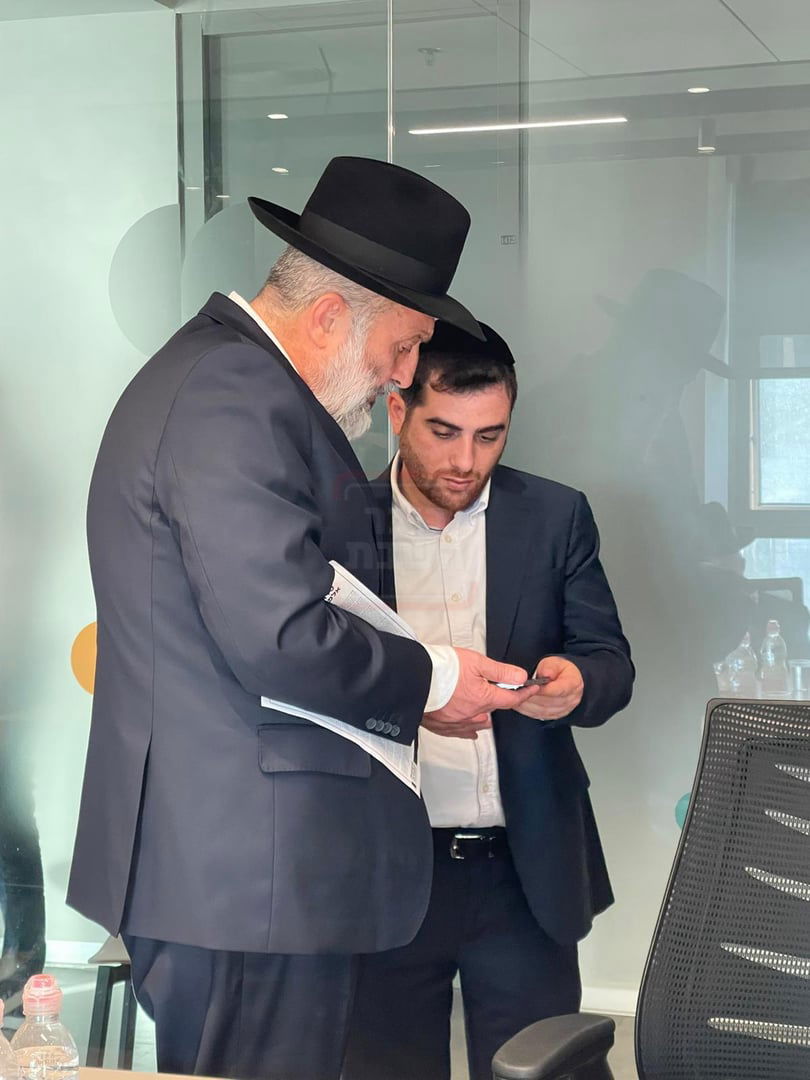 הח"כ שברח מריאיון | 'זופניק בכיכר' עם כל התמונות, הנייעס והחשיפות של השבוע