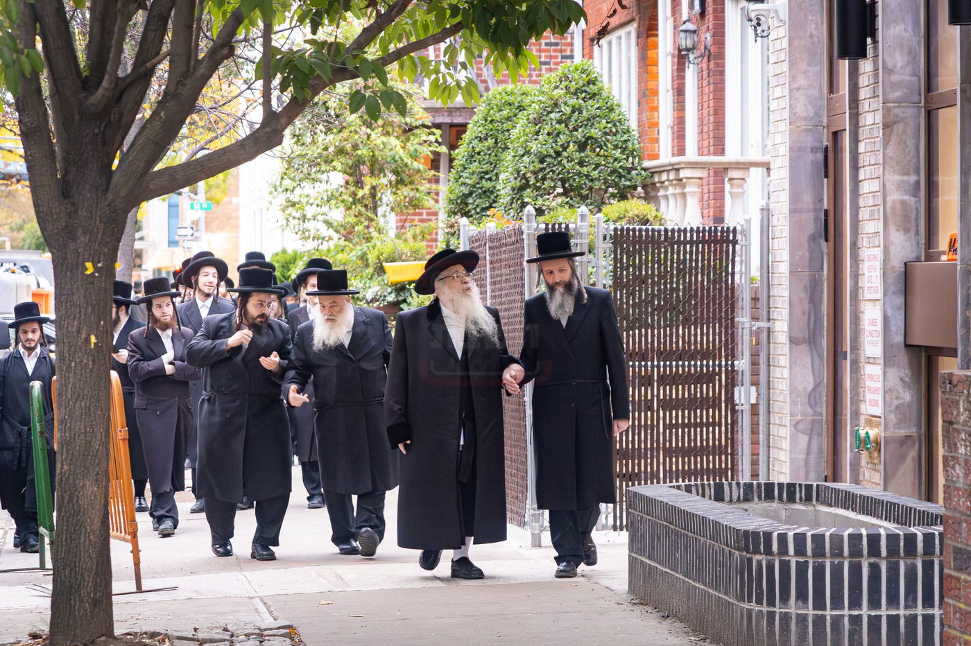 האדמו"ר מצאנז קלויזנבורג בסיור בבנייני המוסדות