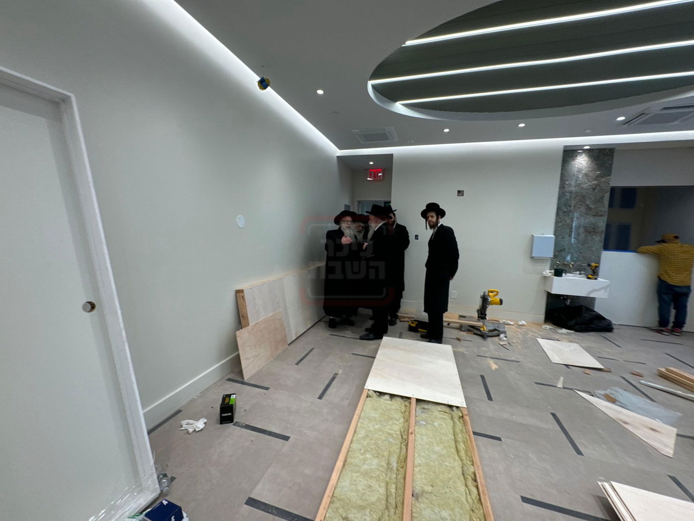 האדמו"ר מצאנז קלויזנבורג בסיור בבנייני המוסדות