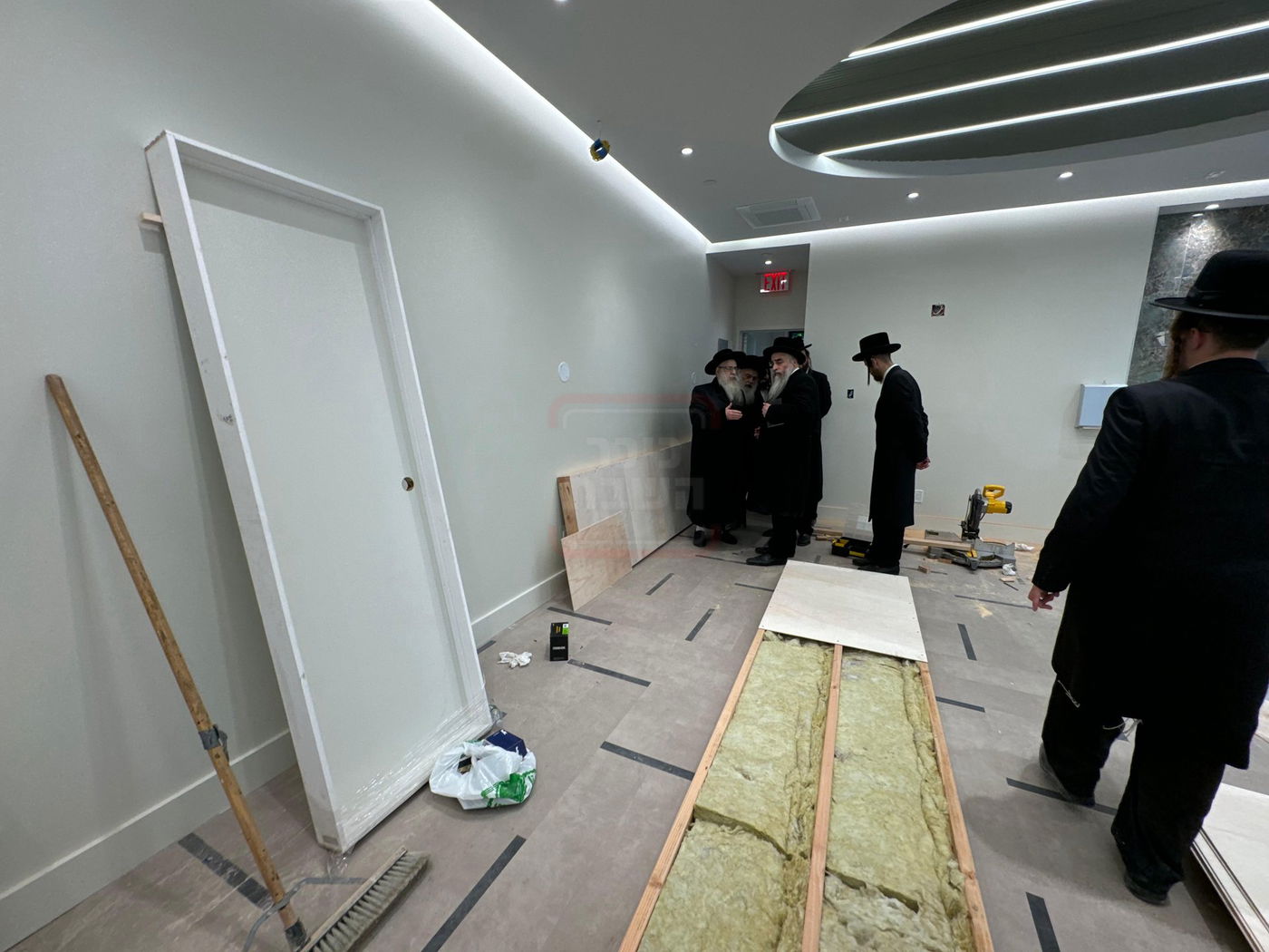 האדמו"ר מצאנז קלויזנבורג בסיור בבנייני המוסדות