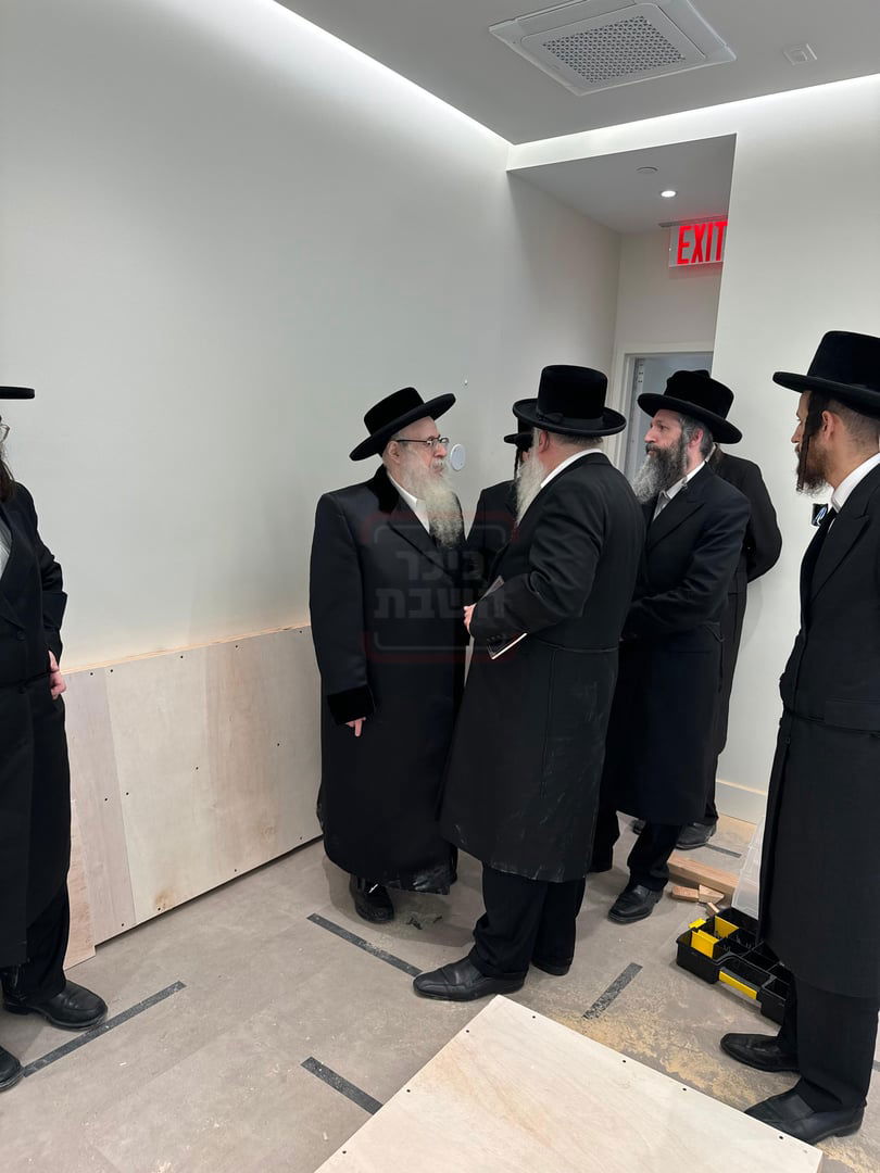 האדמו"ר מצאנז קלויזנבורג בסיור בבנייני המוסדות