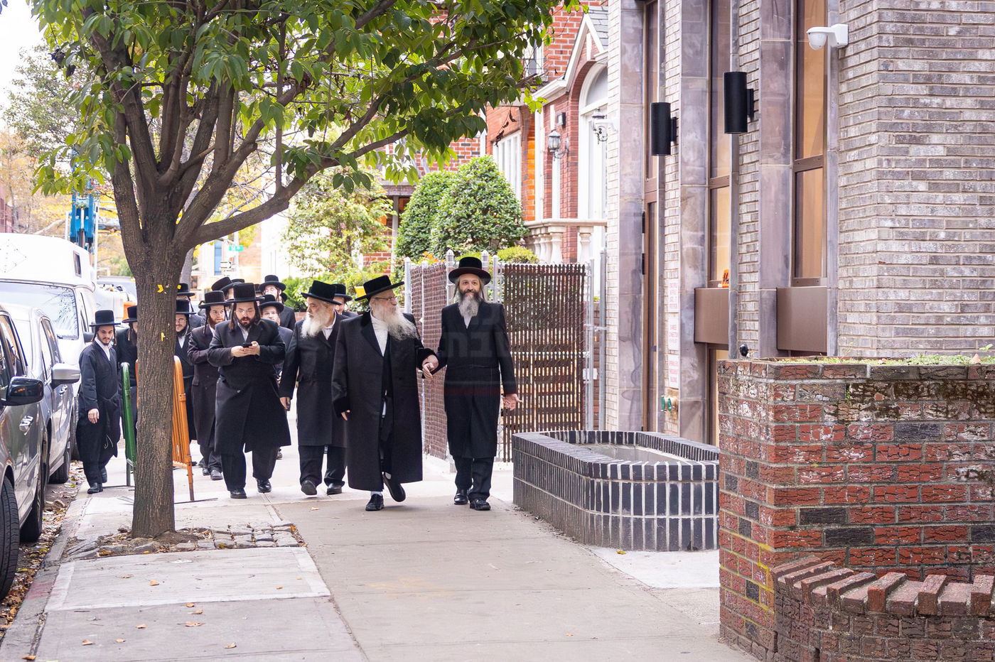 האדמו"ר מצאנז קלויזנבורג בסיור בבנייני המוסדות