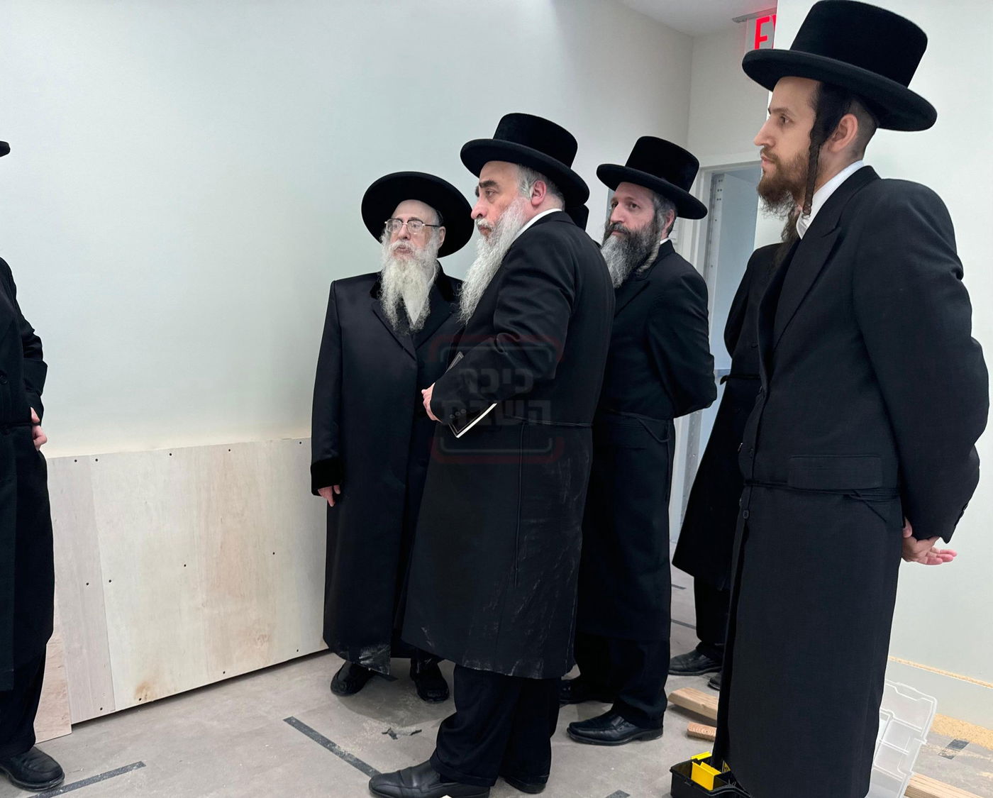 האדמו"ר מצאנז קלויזנבורג בסיור בבנייני המוסדות