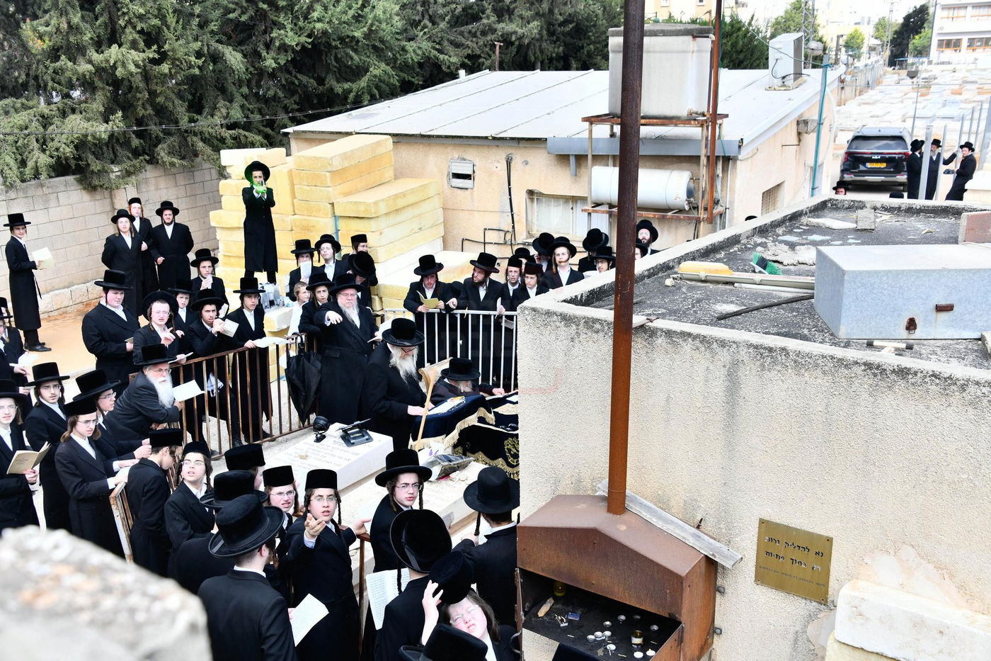 האדמו"ר מטשערנוביל בתפילה על ציון אביו זצ"ל