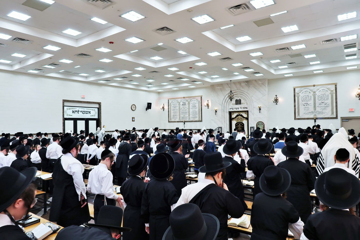 האדמו"ר מסאטמר בהנחת תפילין לנינו