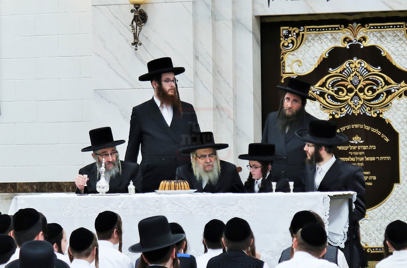 האדמו"ר מסאטמר בהנחת תפילין לנינו