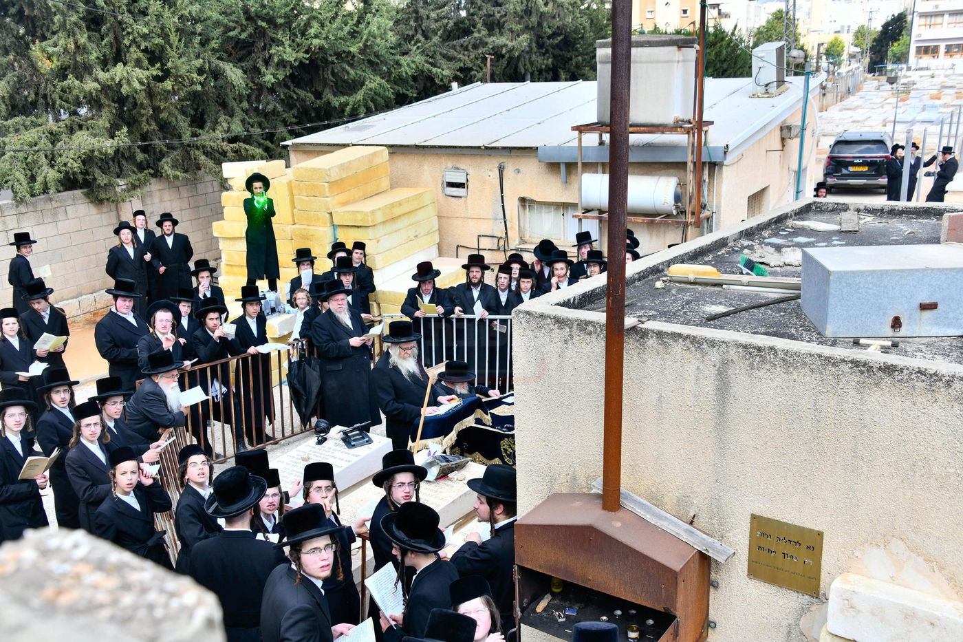 האדמו"ר מטשערנוביל בתפילה על ציון אביו זצ"ל