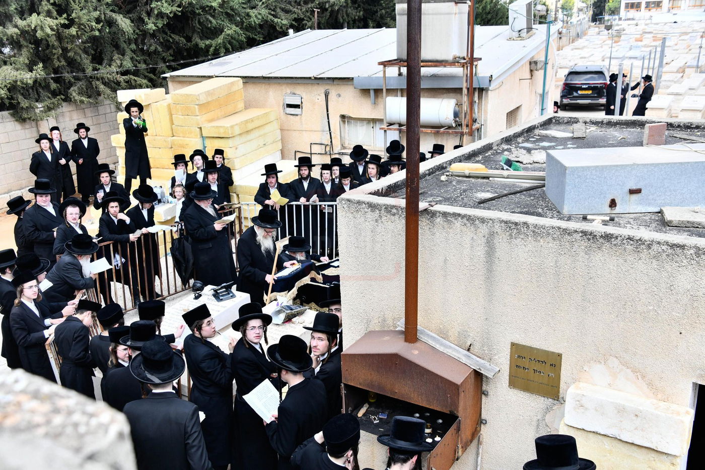 האדמו"ר מטשערנוביל בתפילה על ציון אביו זצ"ל