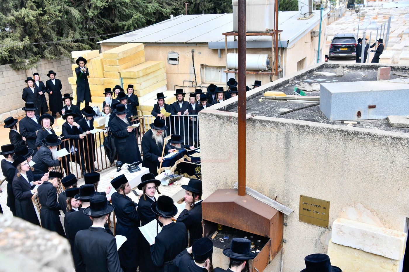 האדמו"ר מטשערנוביל בתפילה על ציון אביו זצ"ל