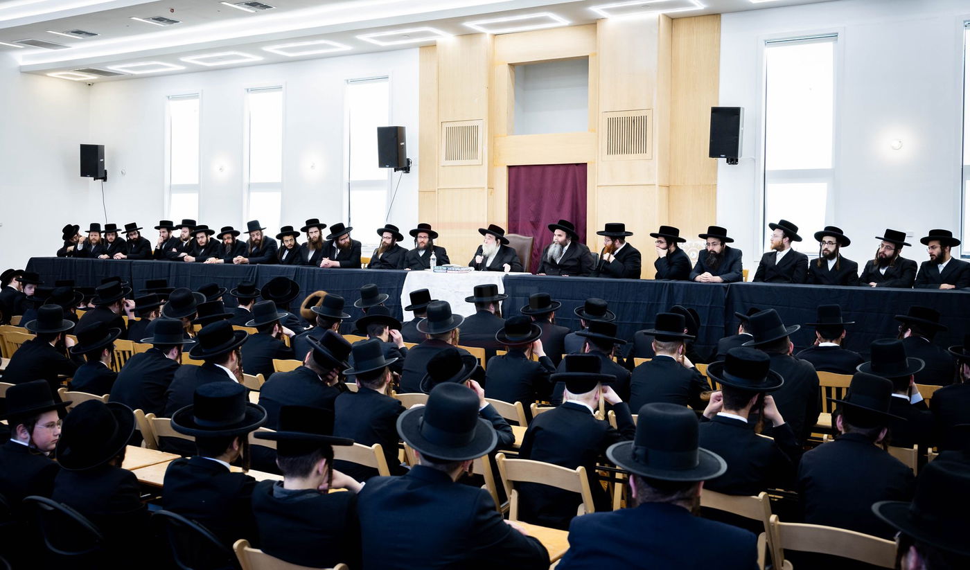 האדמו"ר מתולדות צבי דספינקא בפתיחת הזמן בישיבתו