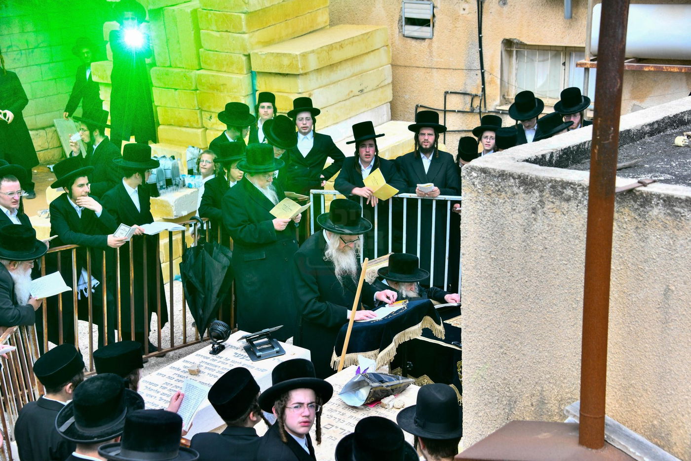 האדמו"ר מטשערנוביל בתפילה על ציון אביו זצ"ל