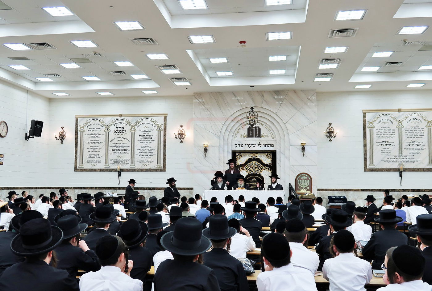 האדמו"ר מסאטמר בהנחת תפילין לנינו