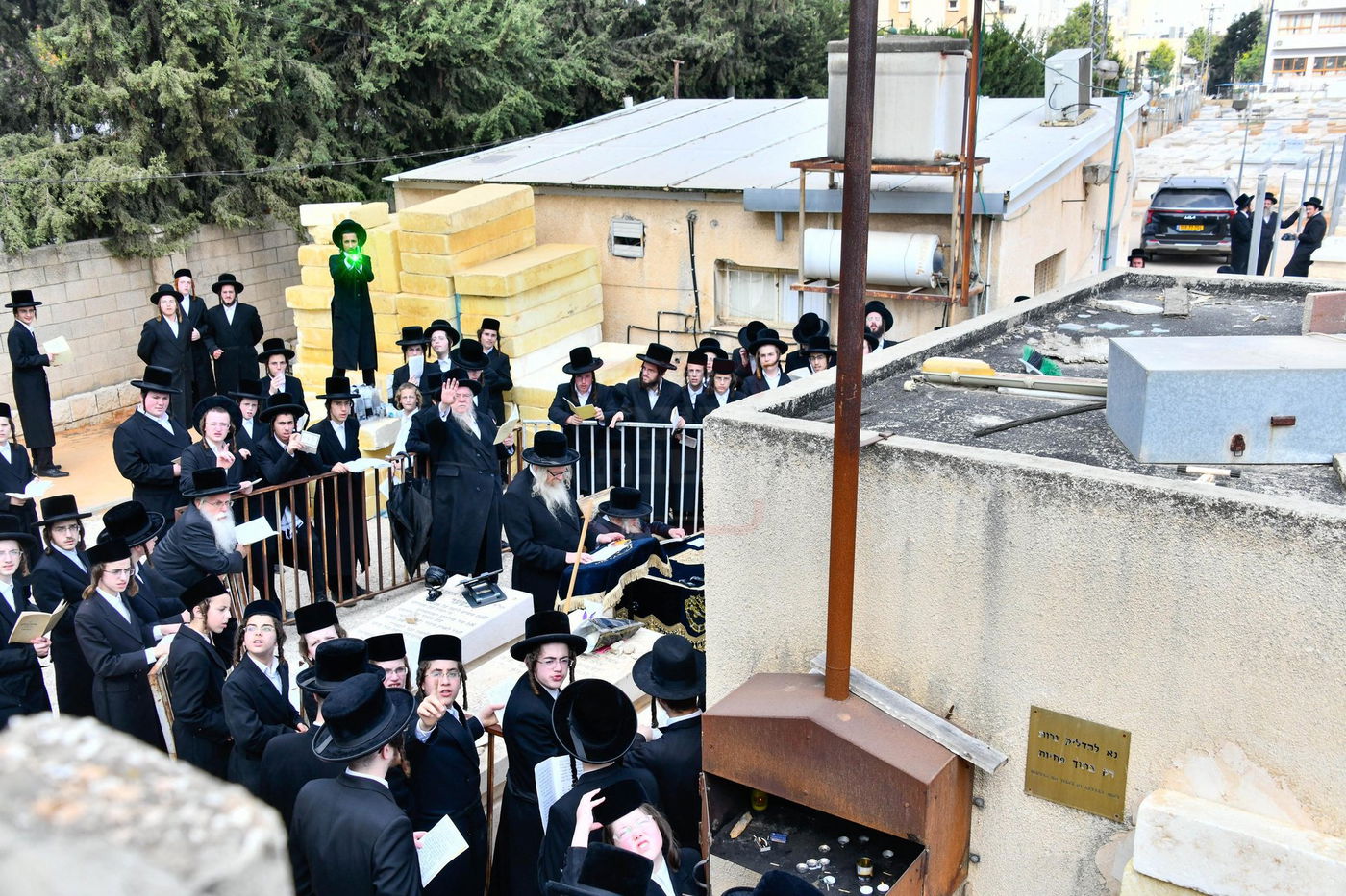 האדמו"ר מטשערנוביל בתפילה על ציון אביו זצ"ל