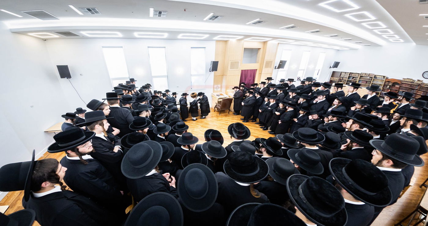 האדמו"ר מתולדות צבי דספינקא בהנחת תפילין לנכדו