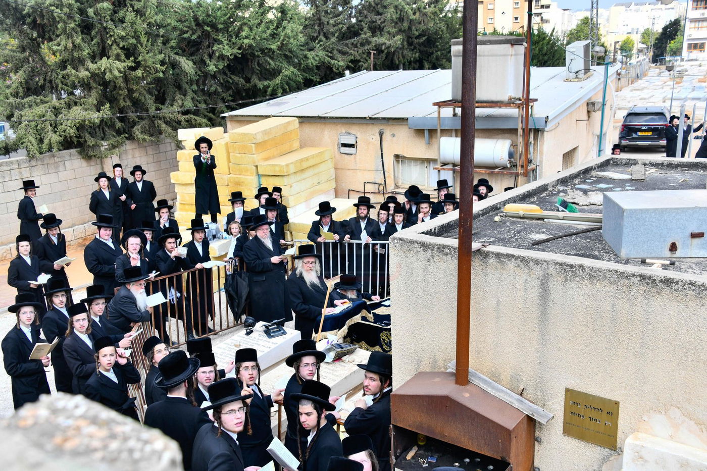 האדמו"ר מטשערנוביל בתפילה על ציון אביו זצ"ל