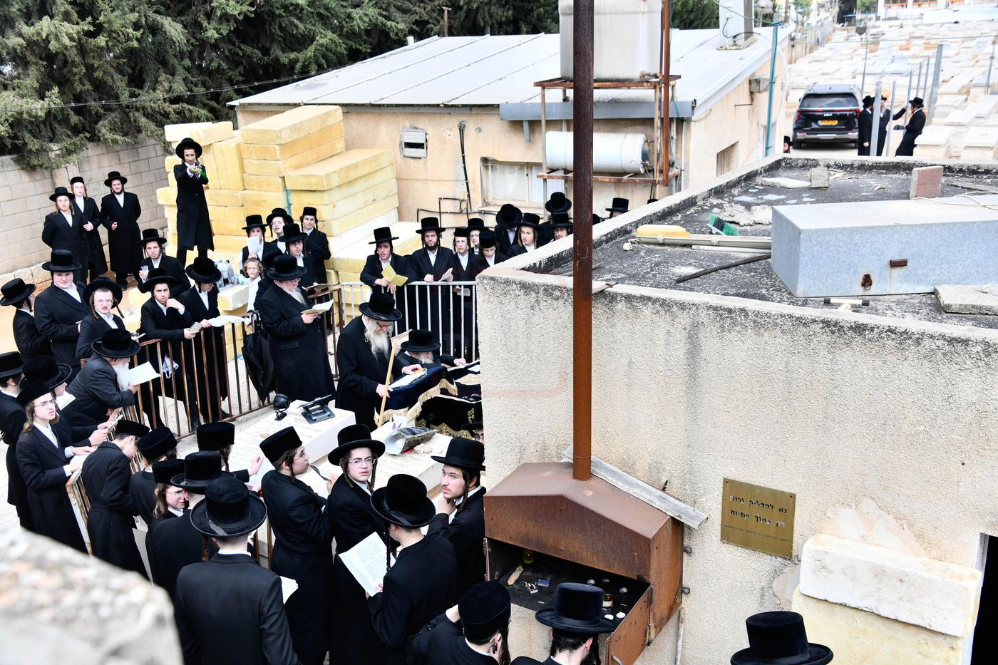 האדמו"ר מטשערנוביל בתפילה על ציון אביו זצ"ל