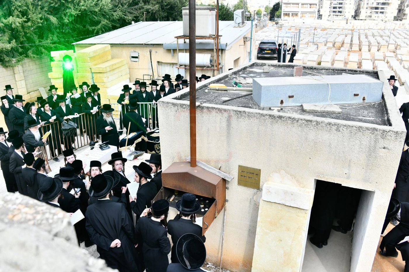 האדמו"ר מטשערנוביל בתפילה על ציון אביו זצ"ל