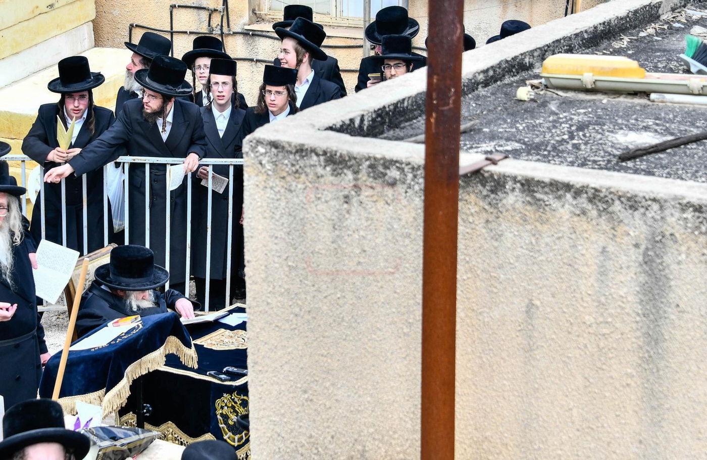 האדמו"ר מטשערנוביל בתפילה על ציון אביו זצ"ל