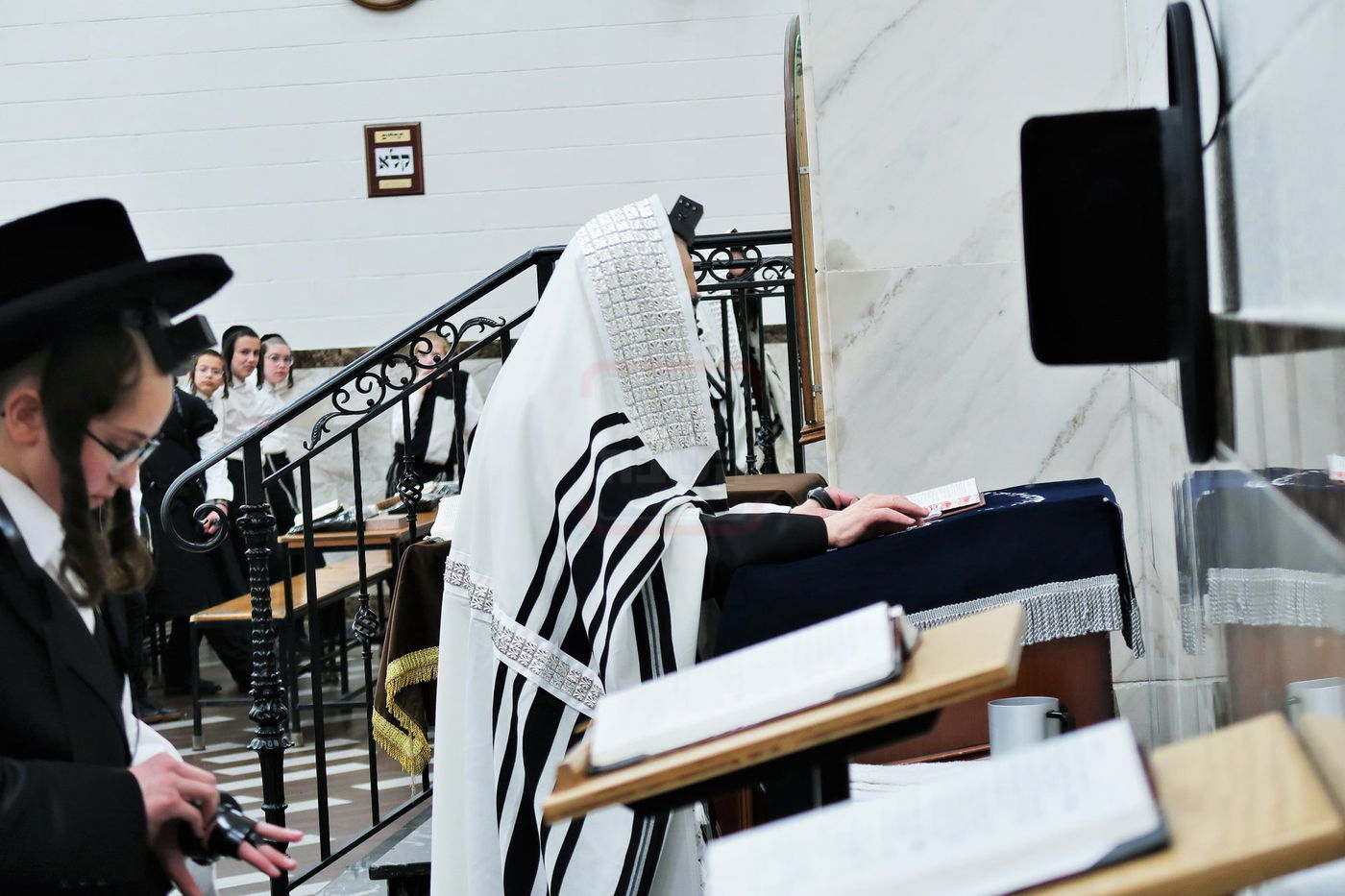 האדמו"ר מסאטמר בהנחת תפילין לנינו