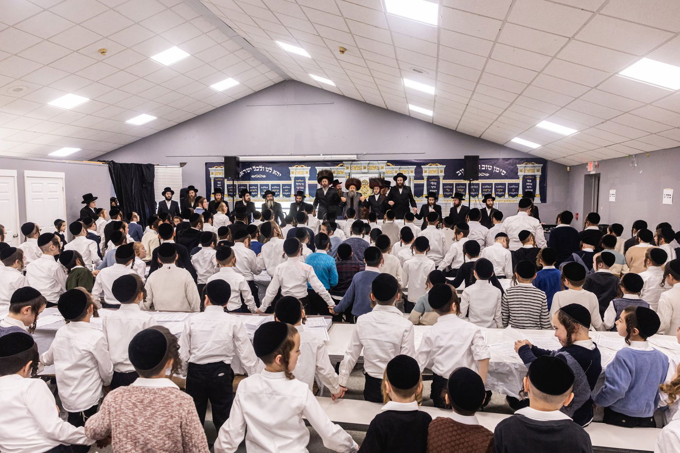 האדמו"ר מבאבוב 45 בביקור בת"ת בעיר יוניאן