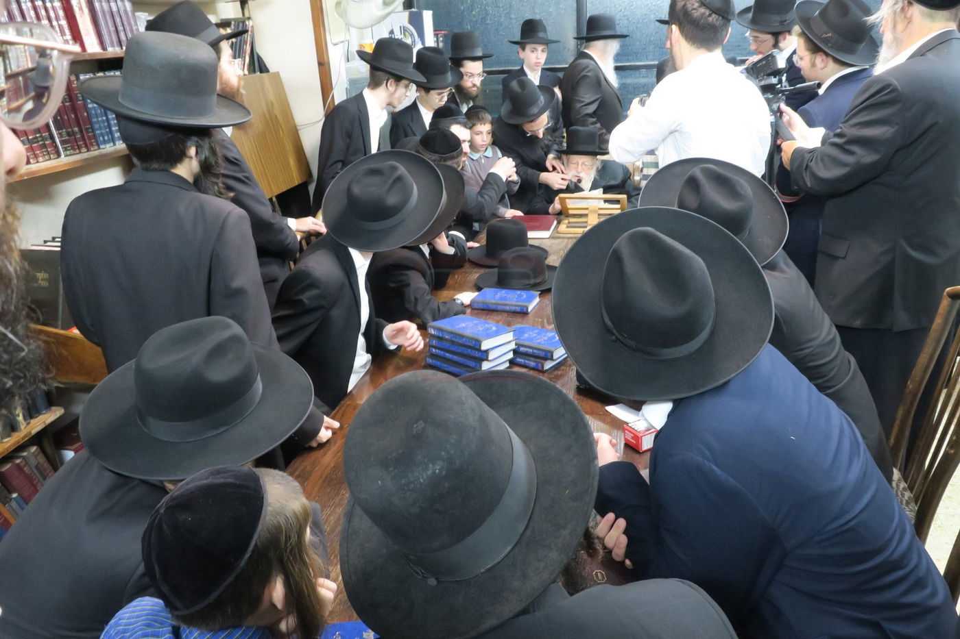 הגאון רבי מאיר גריינמן במסירת השיעור ביום היארצייט של 'החזון איש'