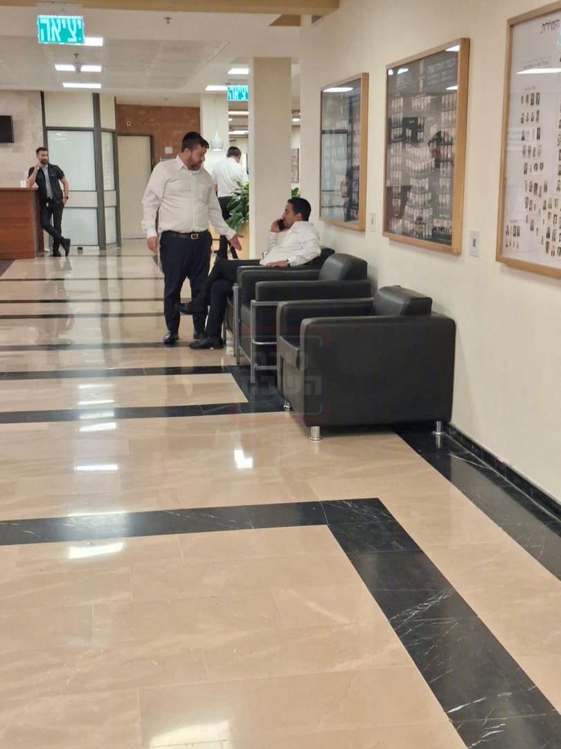 מה חיפשו החוקרים בבית העוזר החרדי? | 'זופניק בכיכר' עם כל התמונות, הנייעס והחשיפות של השבוע