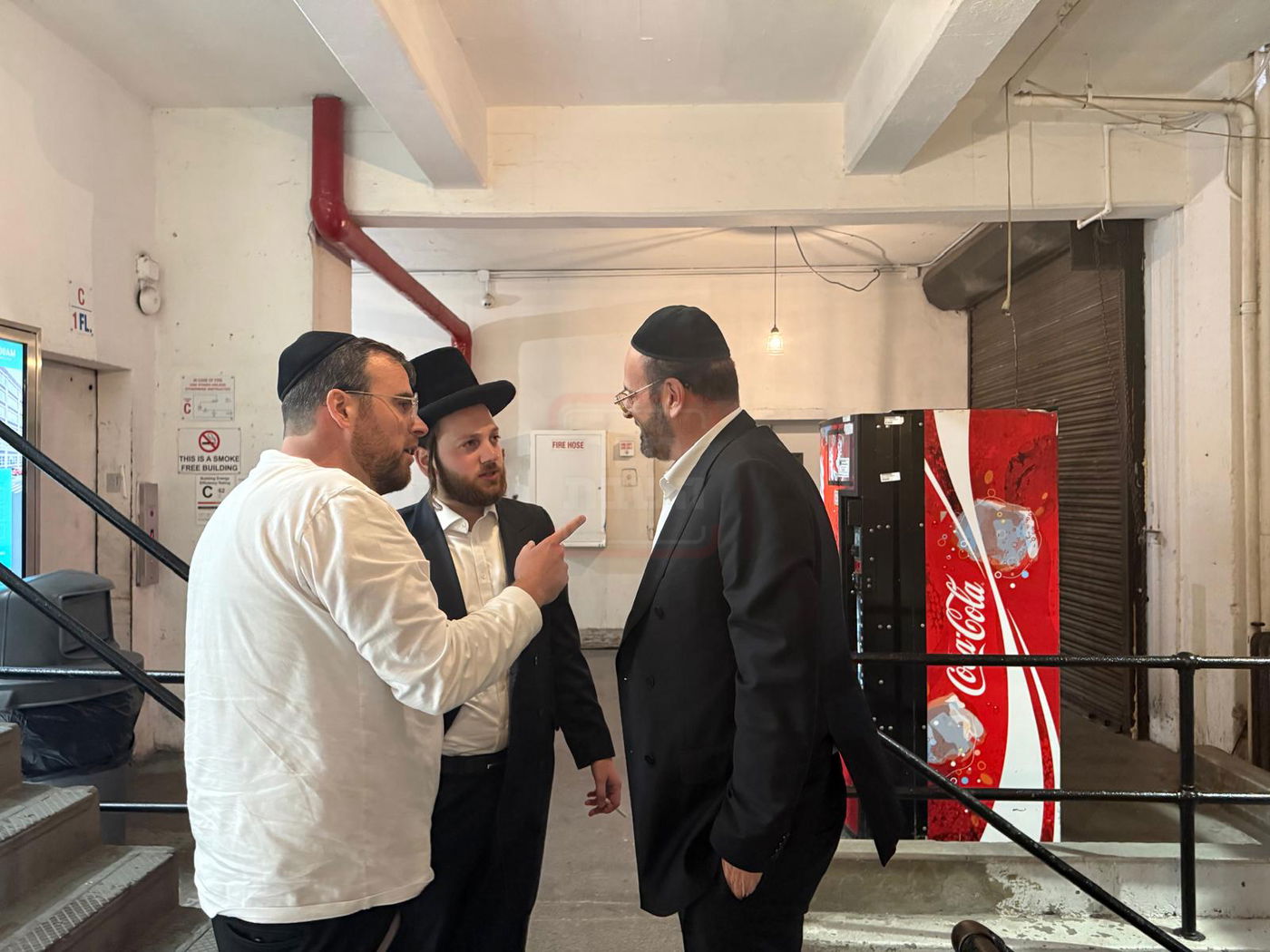 מה חיפשו החוקרים בבית העוזר החרדי? | 'זופניק בכיכר' עם כל התמונות, הנייעס והחשיפות של השבוע