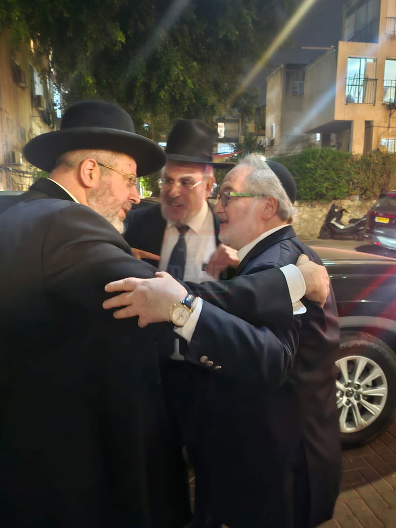 מה חיפשו החוקרים בבית העוזר החרדי? | 'זופניק בכיכר' עם כל התמונות, הנייעס והחשיפות של השבוע