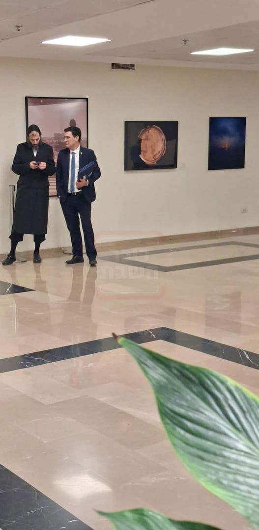 מה חיפשו החוקרים בבית העוזר החרדי? | 'זופניק בכיכר' עם כל התמונות, הנייעס והחשיפות של השבוע